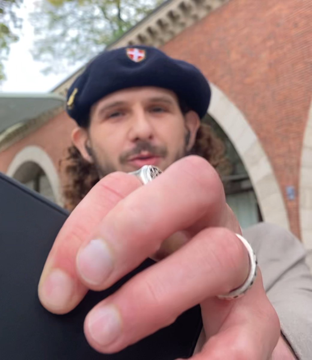 SebastianS54098's tweet image. Je te mets des photos non retouchées de ton amoureux, Peggy, il est sacrément laid entre ses oreilles d&apos;éléphant, son nez crochu, ses rides, ses yeux qui ressemblent à des trous de pines, mais bon comme t&apos;es immonde toi aussi Peggy, tu prends ce que tu peux. #Cassos