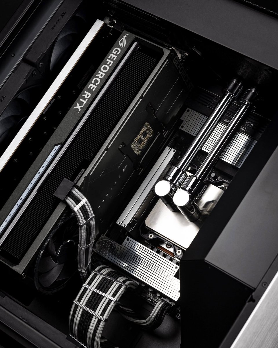 CableMod's tweet image. Go black and silver and keep it simple 🩶🖤

By @mchu05