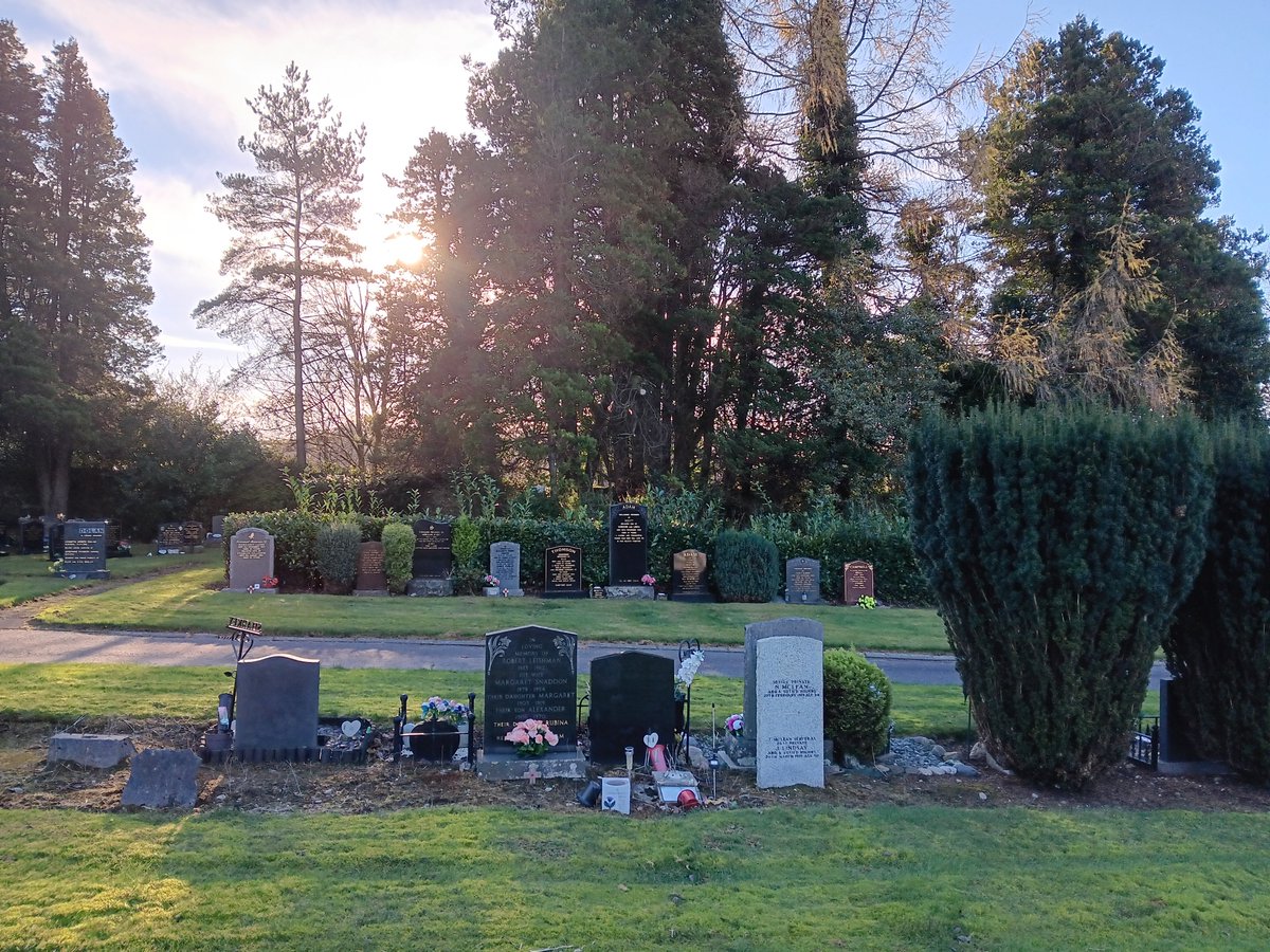 BrianWITGuy's tweet image. Lovely day for #EOHO inspection at Tillicoultry Cemetery &amp;amp; nice to see some flowers/poppies at a couple of the @cwgc graves #WW1 #WW2 #LestWeForget #Remembrance