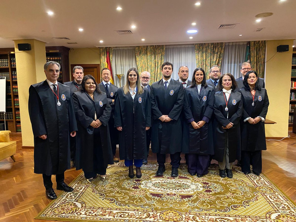 Esta mañana hemos celebrado en la Biblioteca el solemne acto de jura de la Constitución por parte de los nuevos miembros de la Abogacía de Cáceres. Bienvenidas y bienvenidosVerónica, Yuly Tatiana, Jesús y Natalia!