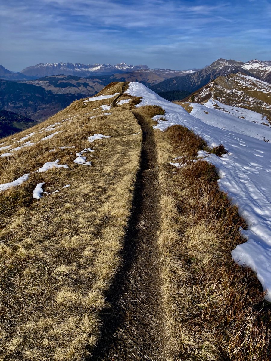 Ligne de crête…loin vers le Nord les Aravis