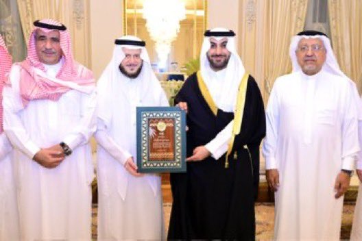 سعادة #محافظ_عنيزة ورئيس مجلس أهالي #عنيزة يكرمون سعادة الدكتور/ يوسف بن حمد البسام تقديراً وعرفاناً لدعمه لمشاريع وبرامج مجلس أهالي عنيزة .