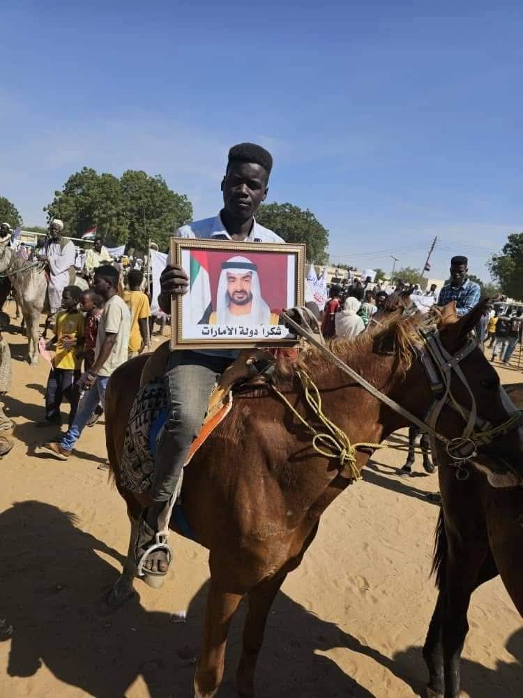 الصورة بالف معني تُنبي عن حبٍ وتقدير عظيمين لرجل الإنسانية رغم انف الكيزان والظلاميين 

شكرا دولة الإمارات
في قلوبنا