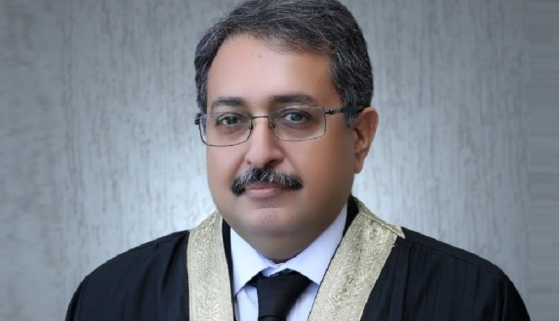 فائز عیسیٰ کے بعد دوسرے عظیم ترین منصف جناب عامر فاروق اگلے 12 سال ریاست کی خدمت کرتے ہوئے آئین کی تشریح کا مقدس فریضہ سرانجام دیں گے