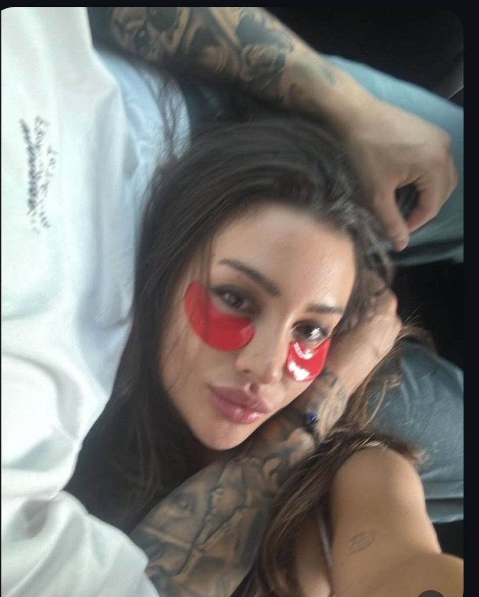 n_k2021's tweet photo. Non sarai mai lei 😉 ogni gesto di lei vuoi copiare, ma ti dico una cosa, lui vede il tuo naso per capire come saranno i figli con te 🤣🤣#coatters #cristiners https://t.co/5Nv64MmQKg