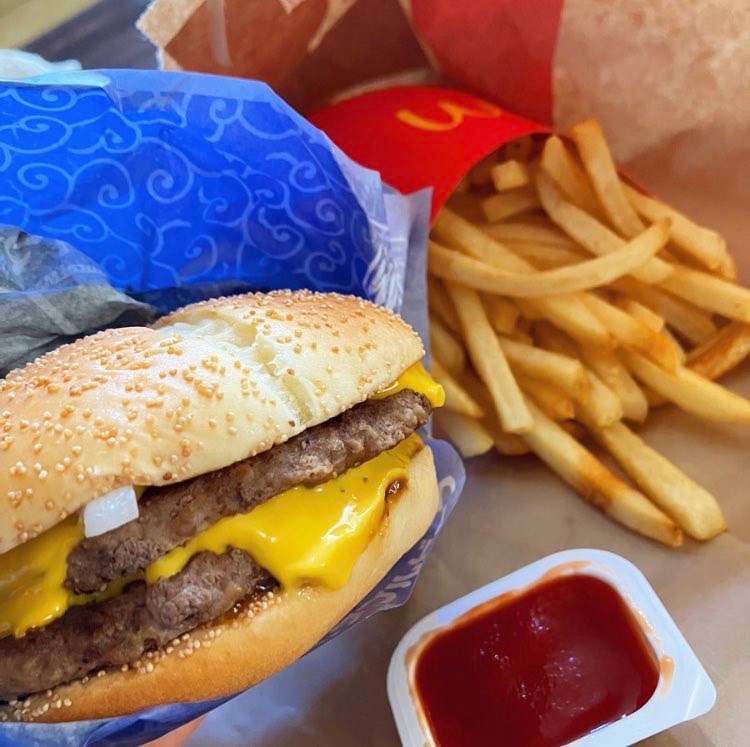 sZGkTZ0B6Q32806's tweet image. 患者に食事指導した後のマック美味すぎて草