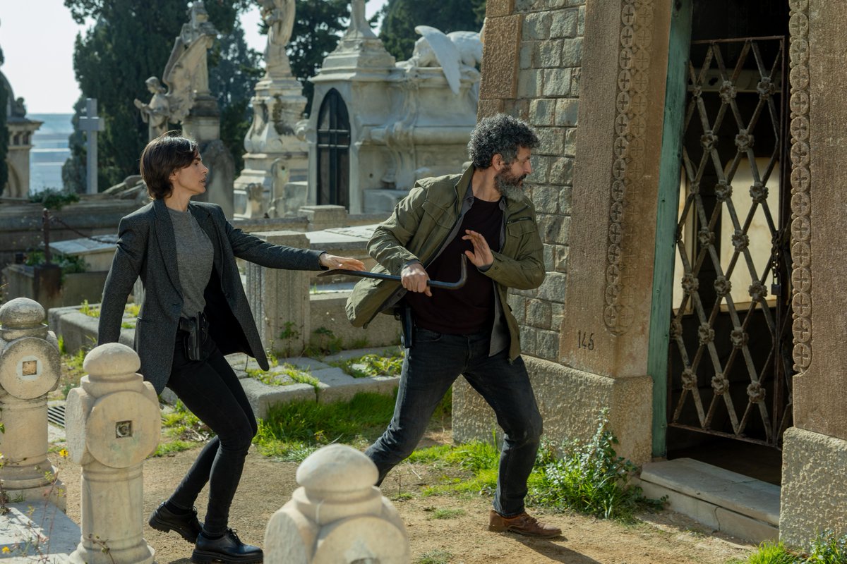 Barcelona está manchada de sangue. Cada recanto guarda uma pista... e um novo crime.Cidade de Sombras chega a 12 de dezembro.