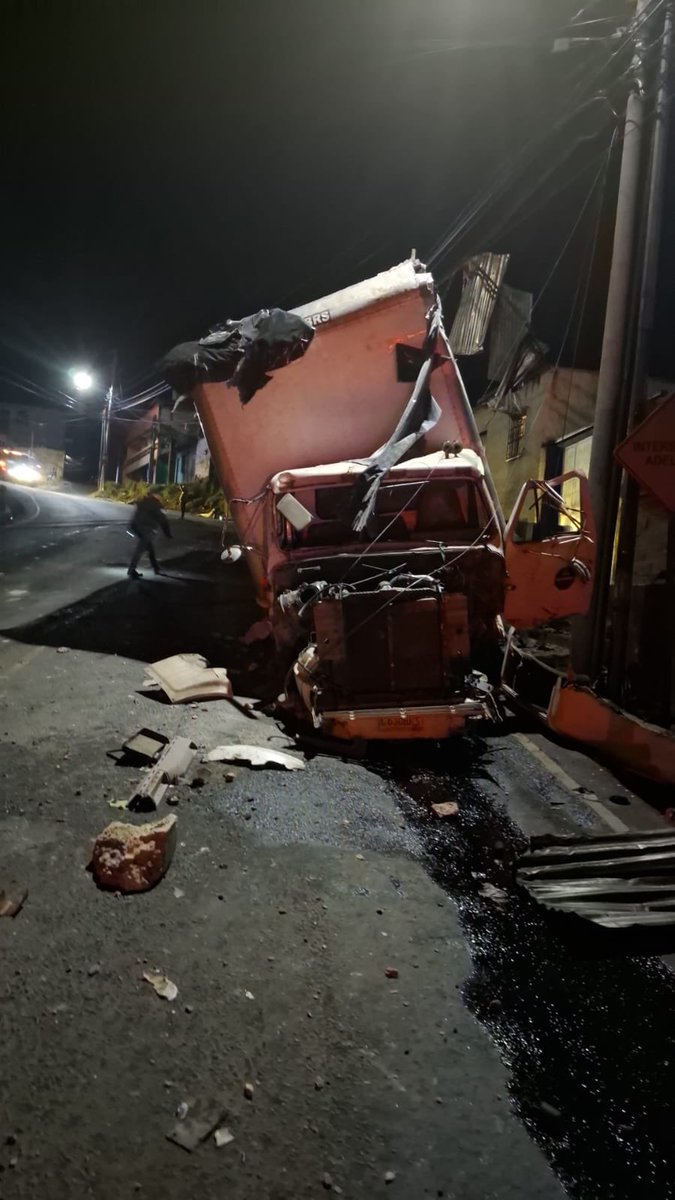 TN23NOTICIAS's tweet photo. Grúas trabajan para retirar vehículo del transporte pesado empotrado en la ruta principal de #Bárcena #VillaNueva bajando de #MilpasAltas.
Vía @PMT_VILLANUEVA https://t.co/MZ344Qltpp