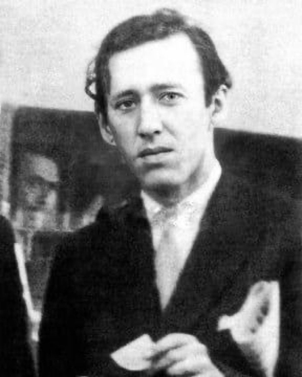 GARİP

Şiirden kovduğu uyağın
dönüp dolaşıp 
sonunda mezar taşına
konması ne
garip

Orhan Veli
1914 - 1950

Aramızdan ayrılışının 75. yıldönümünde Orhan Veli ustamıza sevgiyle…
#orhanveli