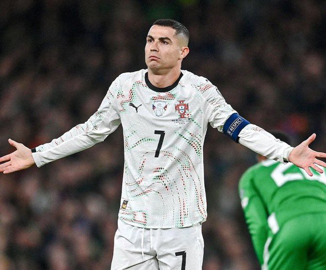 🚨🚨🎙️| Roberto Martinez defends Cristiano Ronaldo after his sending-off against Ireland:

“The main reason for the red card given to Cristiano is his great passion and his frustration when he doesn’t win — which is what we expect from all players.

Then, it’s very difficult for