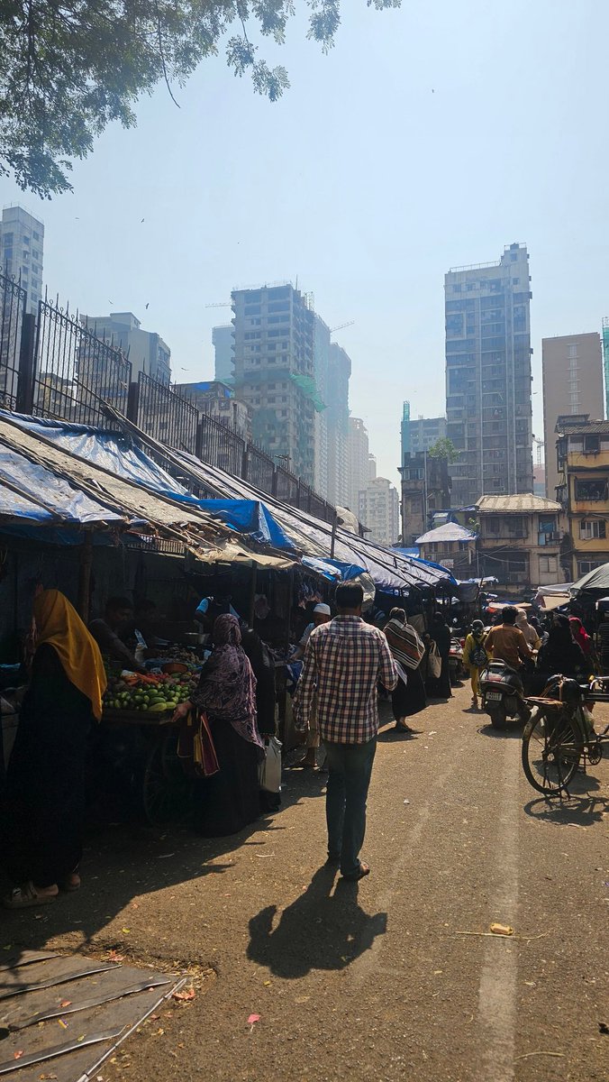 ThandaRamlal's tweet photo. @mybmc
Why no action is taken on these illegal hawkers at Mastan Tank Road, Nagpada, there is public school but because of this illegal bazaar nobody send their kids to school.. wake up BMC https://t.co/6RoPF6kzI1