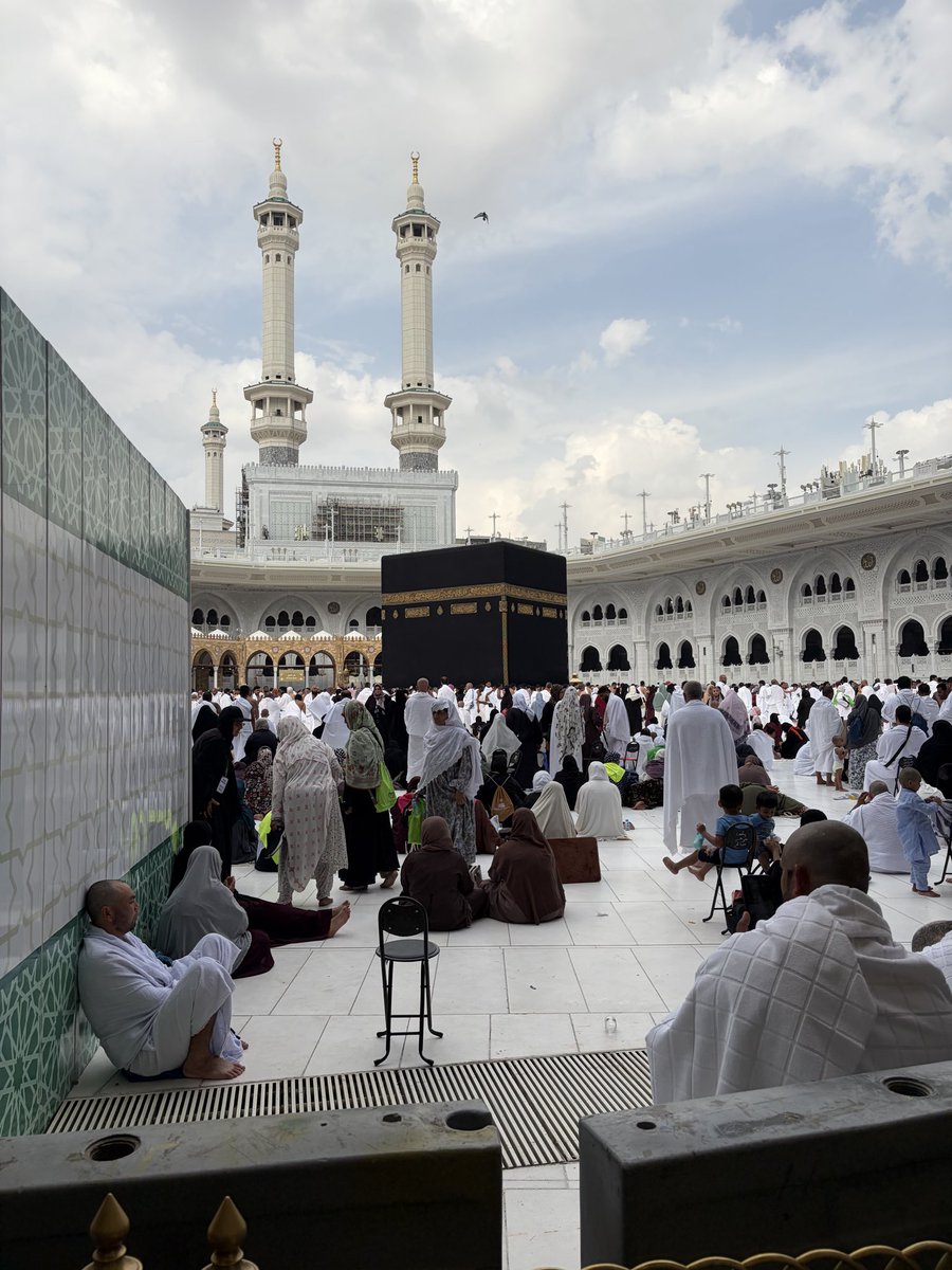 يا من يحيي العظام وهي رميم يامن يقول للشيء كن فيكون يا من لا يُعجزه شي في الأرض ولا في السماء أسألك بعظمتك وقدرتك يا الله ان تشفي والدي شفاء لا يغادر سقماً يارب العالمين شفاء عاجلاً غير اجل أذهب البأس ربّ النّاس، بيدك الشّفاء، ولا كاشف له إلّا أنت يا ربّ العالمين