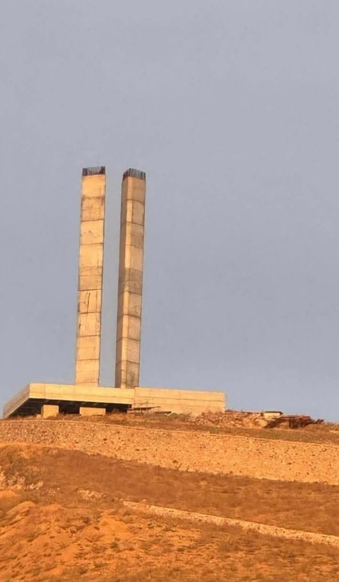 Hükümetin yol köprü yapmasına bunlar yenmiyor karın doyurmuyor diyerek itiraz edenlere Mansur başkan 2 kazık yapmış yiyenlere afiyet olsun 
Yüzyılın en büyük kazağı