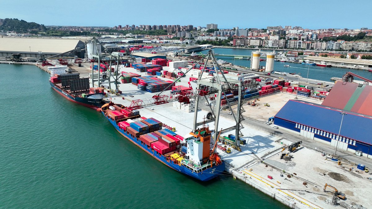port_santander's tweet photo. 🏆👏🚢Felicitamos a #BMTSantander, la #terminal de #contenedores de @BoludaCM en nuestro #puerto, por ser la merecidísima ganadora de la IX edición de los #PremiosFINE en la categoría de Puertos y Terminales
Por muchos éxitos más‼️
➡️ https://t.co/NRMql8HbS2 https://t.co/tEIh0xQDfT