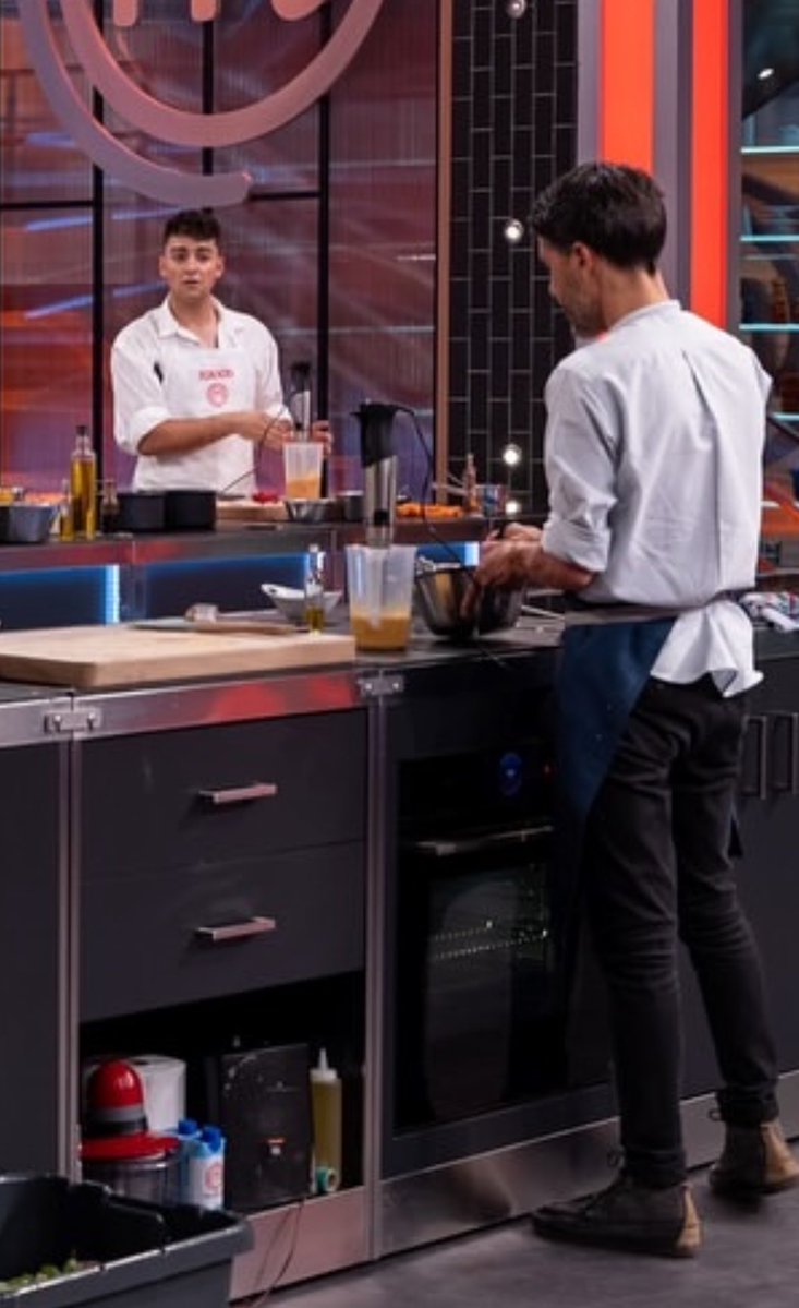 Su cara siguiendo al chef 😭