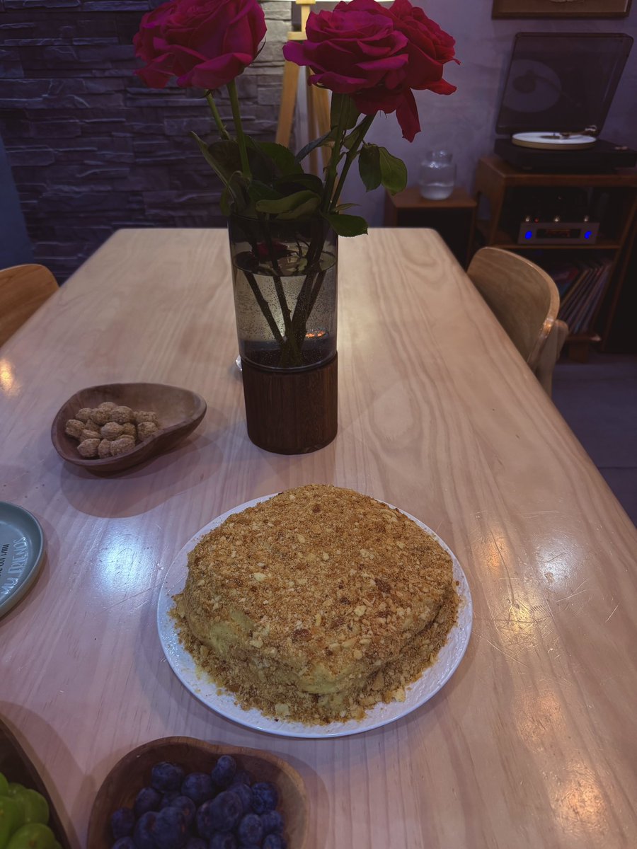 turiinsoyorholt's tweet image. Орой хоол идкүү хүүхэд байхдаа иддэг байсан орос напалеон торт идье гэсэн. Гоё хэлбэрт оруулъя гэсэн чинь зарах гэж байгаан биш лай гээд ккк хэлбэргүй л юм боллоо. Амт бол яааг байна гэжийнэ. Шинэ жилээр торт авкуу гэнээ 😋 Ажиллагаа ихтэйн байна