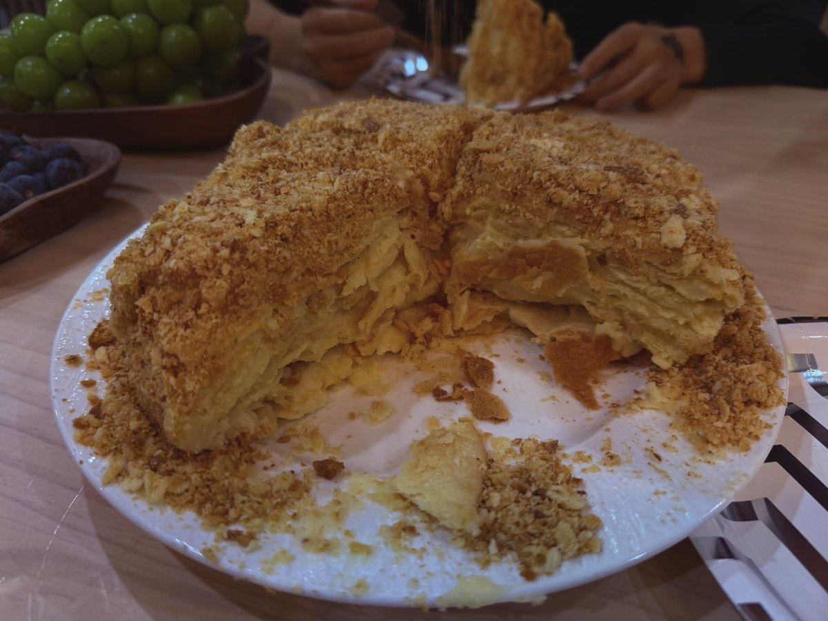 turiinsoyorholt's tweet image. Орой хоол идкүү хүүхэд байхдаа иддэг байсан орос напалеон торт идье гэсэн. Гоё хэлбэрт оруулъя гэсэн чинь зарах гэж байгаан биш лай гээд ккк хэлбэргүй л юм боллоо. Амт бол яааг байна гэжийнэ. Шинэ жилээр торт авкуу гэнээ 😋 Ажиллагаа ихтэйн байна