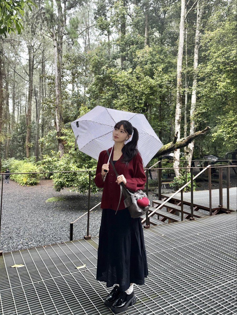 A_FionyJKT48's tweet photo. #TGIF 🍃🌧️ https://t.co/xTCrbFiR3n