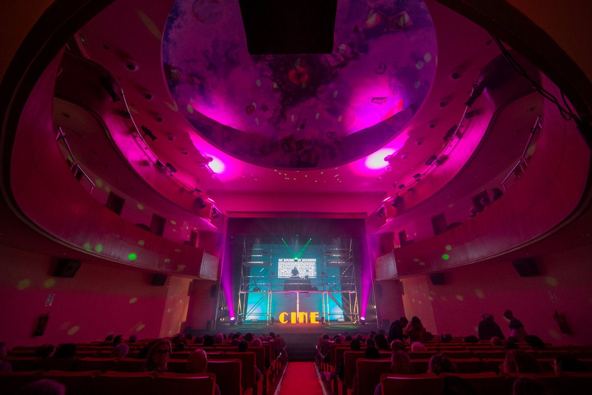 🎥 A Mostra arranca coas primeiras proxeccións de Curtacativa, que aspira a inspirar e alimentar ás novas xeracións. 

🎞️ Tamén arrincou a Sección Oficial, guiada por Tito Rober, e na que participaron os cineastas Álex Agüera e Pablo Pagán, que falaron dos seus proxectos.