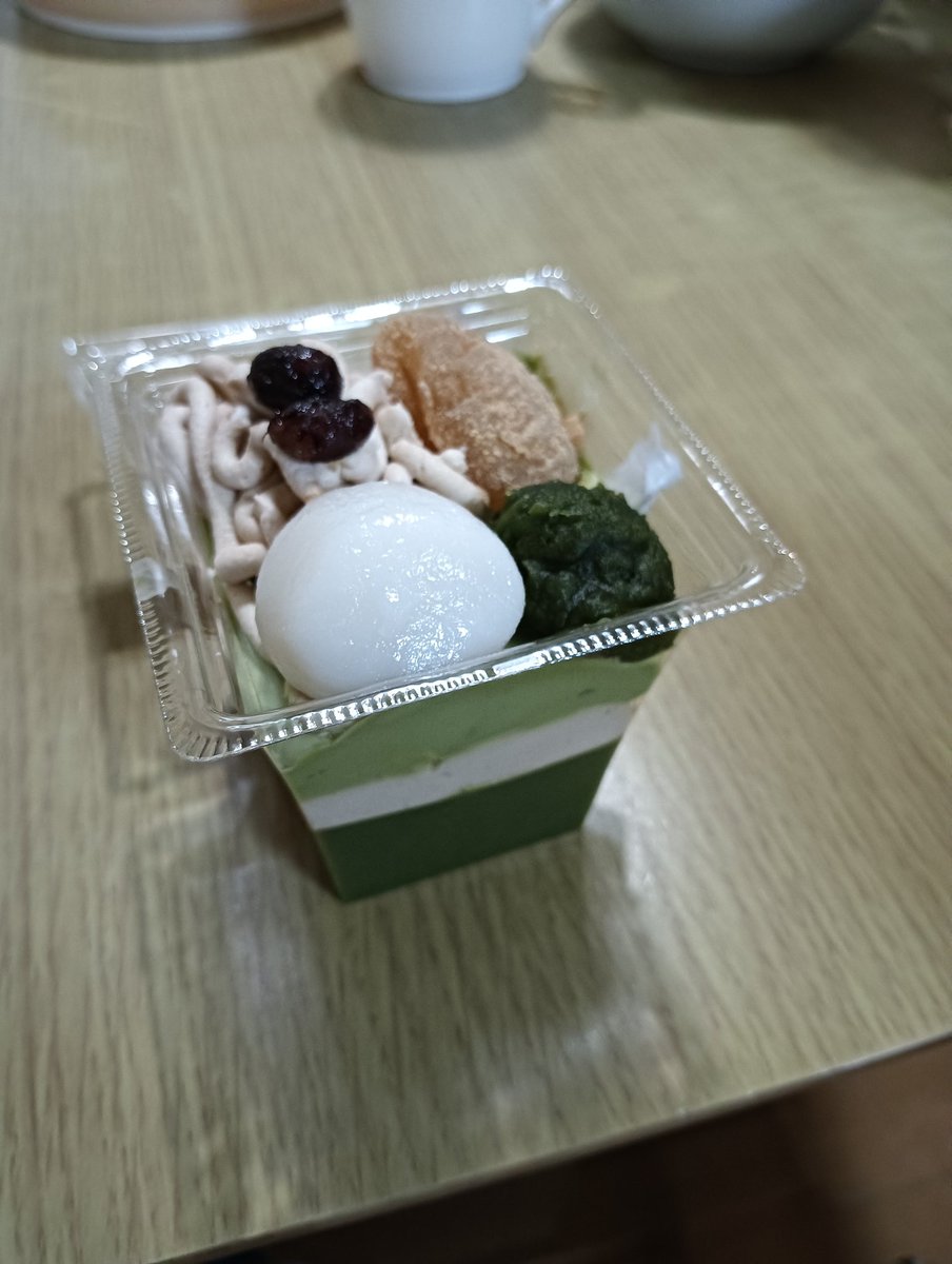 Cutetwin_second's tweet image. これ子ども多いママは特に分かってくれるはず。

コンビニは敷居が高い（笑）

・みんなで買うと値段も高い（笑）
・子どもが手の届く所に色んなものが置いてある😥
・通路が狭い🥹

でも、コンビニスイーツはやっぱり私のごほうび😂