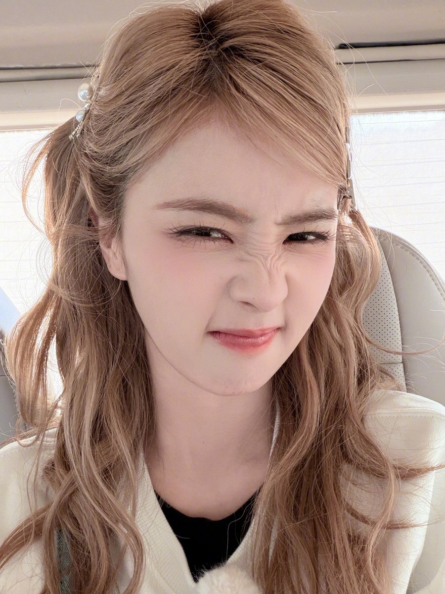 dablcpnk2's tweet image. So happy to see her really being carefree that she is really posting selfies like these. No bothersome boss, no worries of having to rush for work