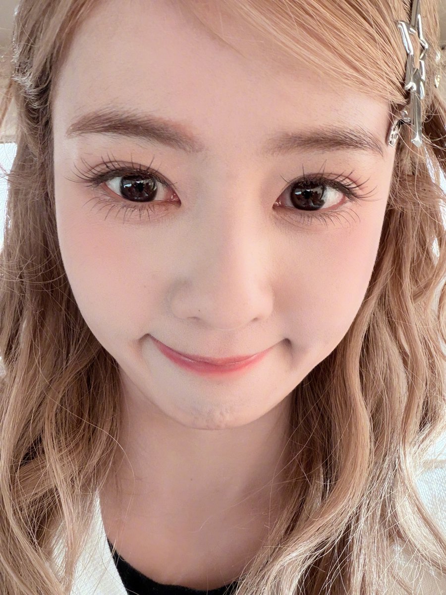 dablcpnk2's tweet image. So happy to see her really being carefree that she is really posting selfies like these. No bothersome boss, no worries of having to rush for work