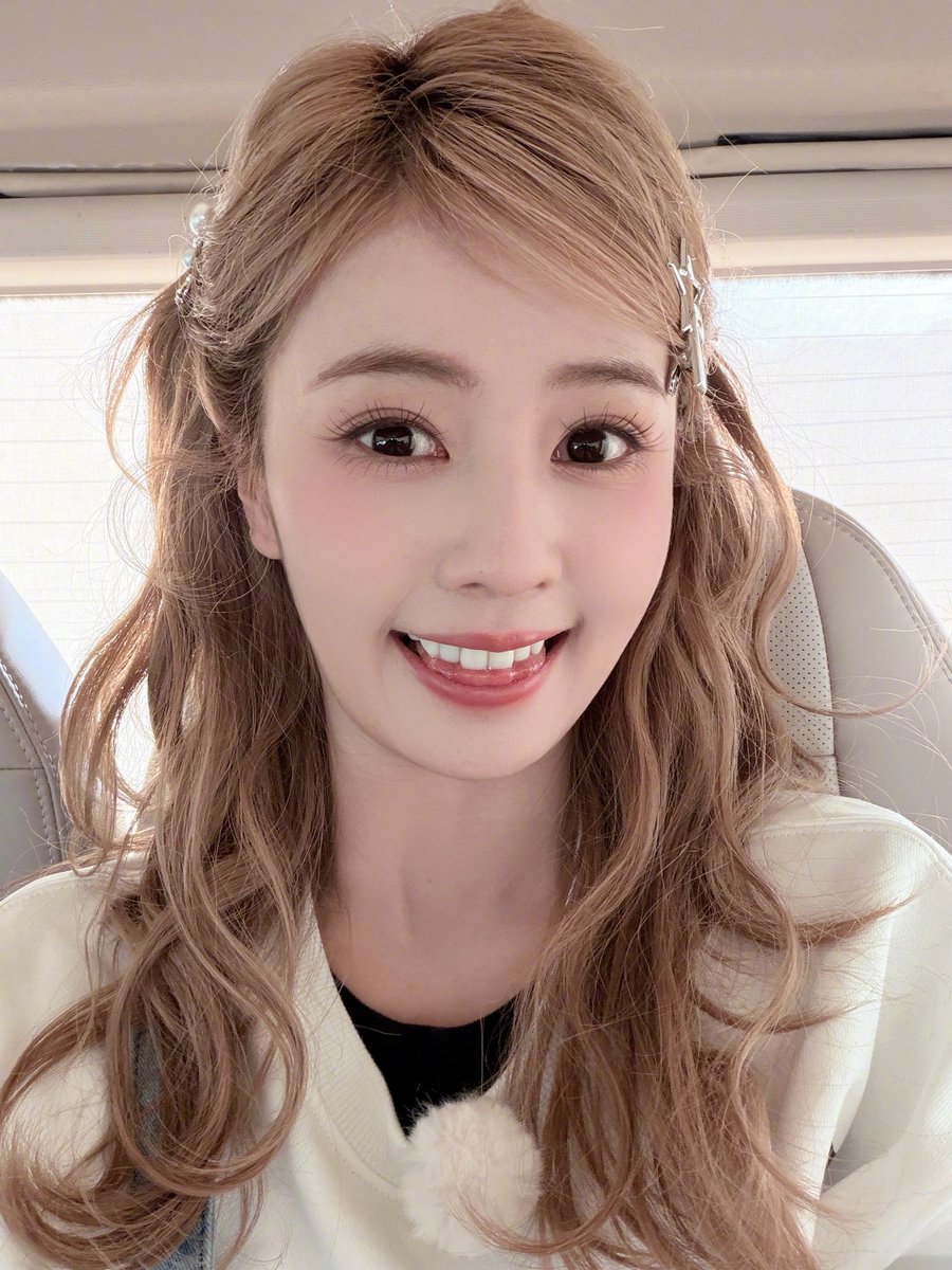 dablcpnk2's tweet image. So happy to see her really being carefree that she is really posting selfies like these. No bothersome boss, no worries of having to rush for work