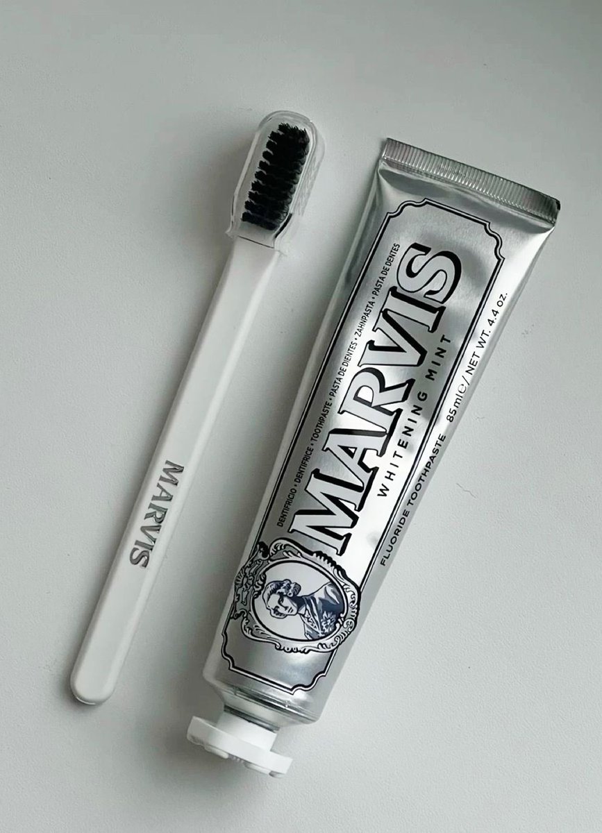 بعد هاللمعجون الاسنان  راح تنسون شي اسمه تبييض اسنان بالعياده ..

استخدمه لي الان اكثر من شهر يبيض الاسنان ولا فيه اي حساسية عن تجربه شخصيه ..