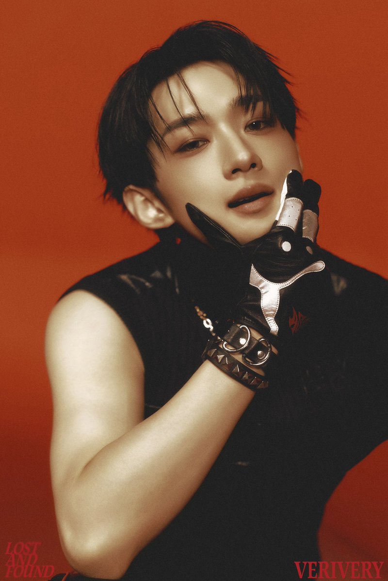 the_verivery's tweet image. VERIVERY 4th SINGLE ALBUM
[Lost and Found]
 
OFFICIAL PHOTO &apos;Light&apos; ver.
 
🎧 2025. 12. 01. 6PM (KST)
 
#베리베리 #VERIVERY #VRVR
#동헌 #DONGHEON
#용승 #YONGSEUNG
#연호 #YEONHO
#Lost_and_Found
#20251201_6PM