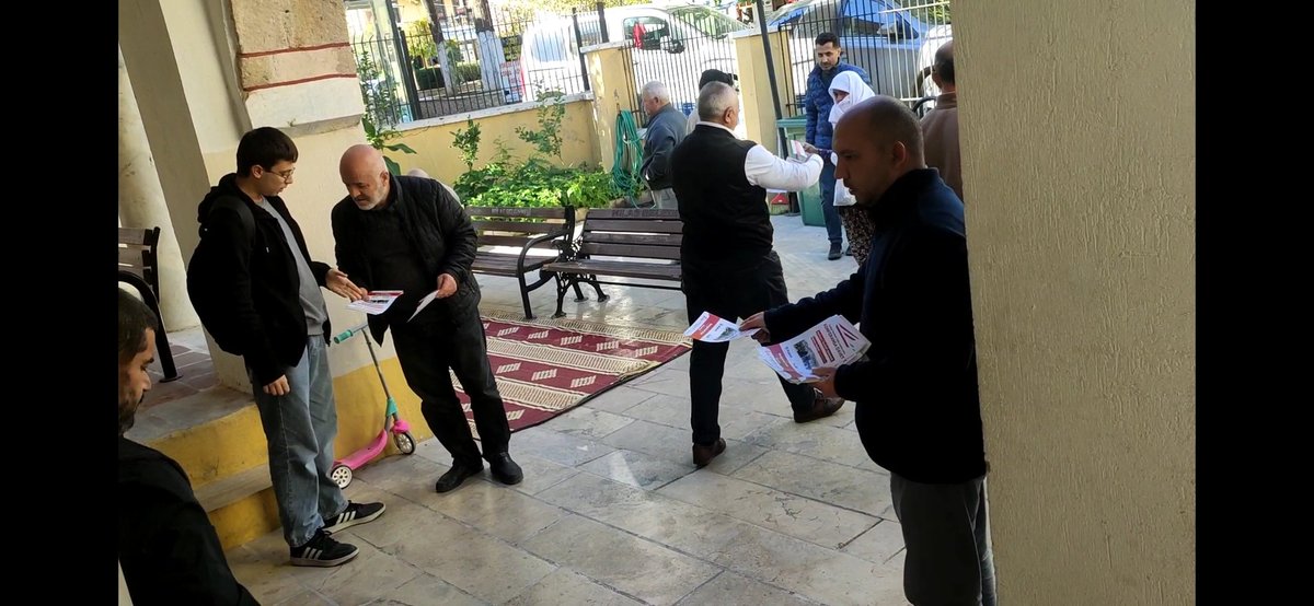 FerhatAslanfv's tweet photo. Milas halkı bizi seviyor ve destekliyr
Brandalarımızn başında beklerkn broşür dağtırkn Alparslan hocyı sevdiğini ve destekledğni söyleyenlr bitmiyor, ancak Milas halkı ile bizi karşı karşıya getirmek isteyn maalesef bir emniyet var.

DiniKonferansa Engel 
#MilasEmniyeti https://t.co/fJzkePgC1l