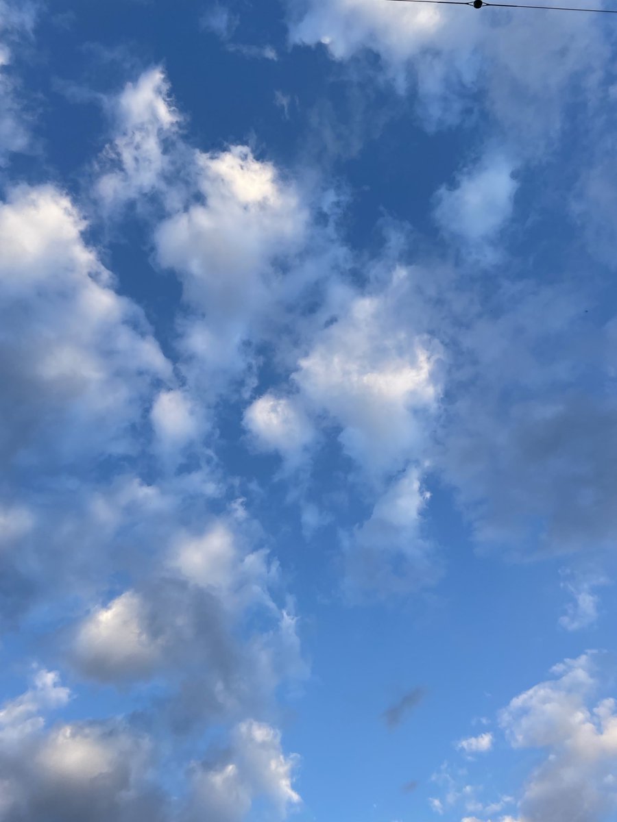 雲多めの空☁️ 雲の上には杖持ってあぐらをかいてる神様がいるのかな