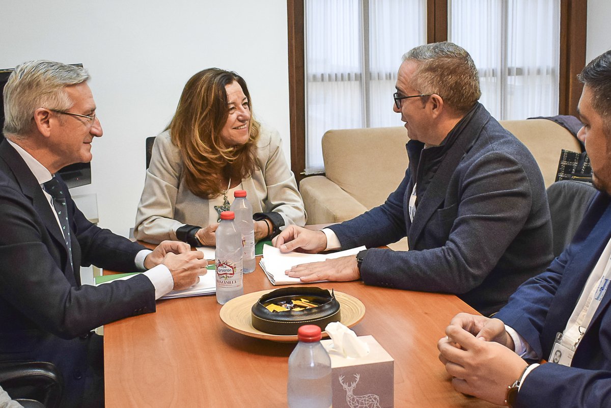 Juan Manuel Valle manifiesta sensaciones agridulces tras la reunión mantenida este jueves con la consejera de Desarrollo Educativo y Formación Profesional facebook.com/ayuntamientode…