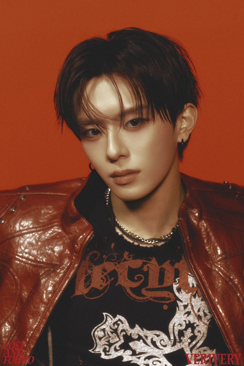 the_verivery's tweet image. VERIVERY 4th SINGLE ALBUM
[Lost and Found]
 
OFFICIAL PHOTO &apos;Light&apos; ver.
 
🎧 2025. 12. 01. 6PM (KST)
 
#베리베리 #VERIVERY #VRVR
#계현 #GYEHYEON
#강민 #KANGMIN
#Lost_and_Found
#20251201_6PM