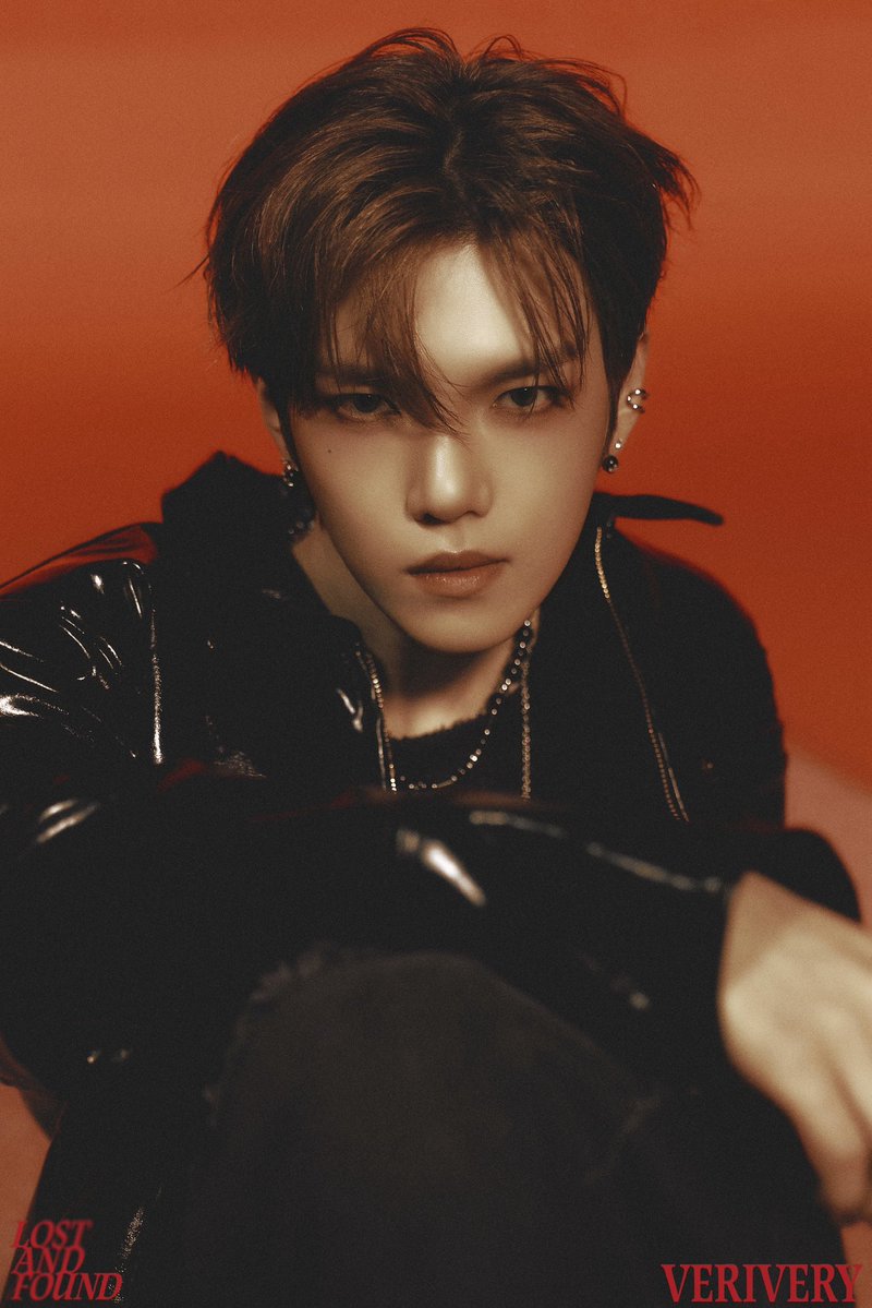 the_verivery's tweet image. VERIVERY 4th SINGLE ALBUM
[Lost and Found]
 
OFFICIAL PHOTO &apos;Light&apos; ver.
 
🎧 2025. 12. 01. 6PM (KST)
 
#베리베리 #VERIVERY #VRVR
#계현 #GYEHYEON
#강민 #KANGMIN
#Lost_and_Found
#20251201_6PM