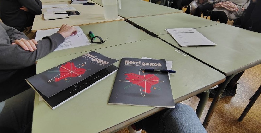 SortuBaranain's tweet image. Sorturen IV. Kongresuari hasiera eman diogu gaur Barañainen, Herri gogoa ponentziaren azalpen eta eztabaidarekin.

25 militantek hartu genuen parte lan saioan. 

Mugimendua gara, mugimenduan gaude eta aurrera goaz!✊🏽