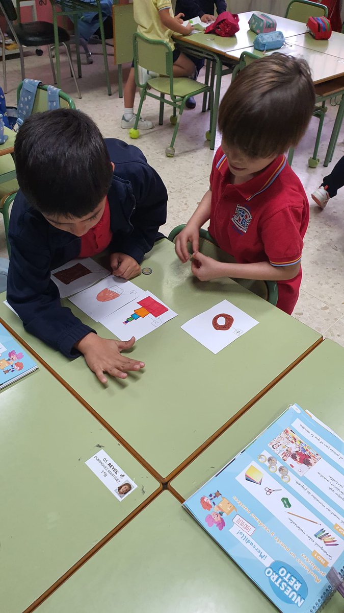 💲Esta semana, en matemáticas de 1º  de primaria hemos hecho intercambio y pago de productos pintados por ellos mismos para el inicio del aprendizaje del uso de las monedas de uno y dos euros .💰