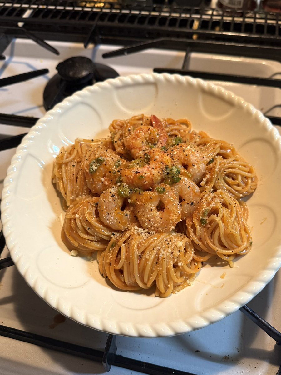 BasilLover_izu's tweet image. 私のパスタNo163
赤エビ バナメイエビ ブラックの三種類の海老を使った
海老の食べ比べパスタ🍤
実はソースはレトルトなんですが私にはエビは同じ味にしか思えなかった💦
盛り付けは天月さんのYouTubeを参考にしたのですが、難しく違う盛り付けになってしまいました。
#パスタ