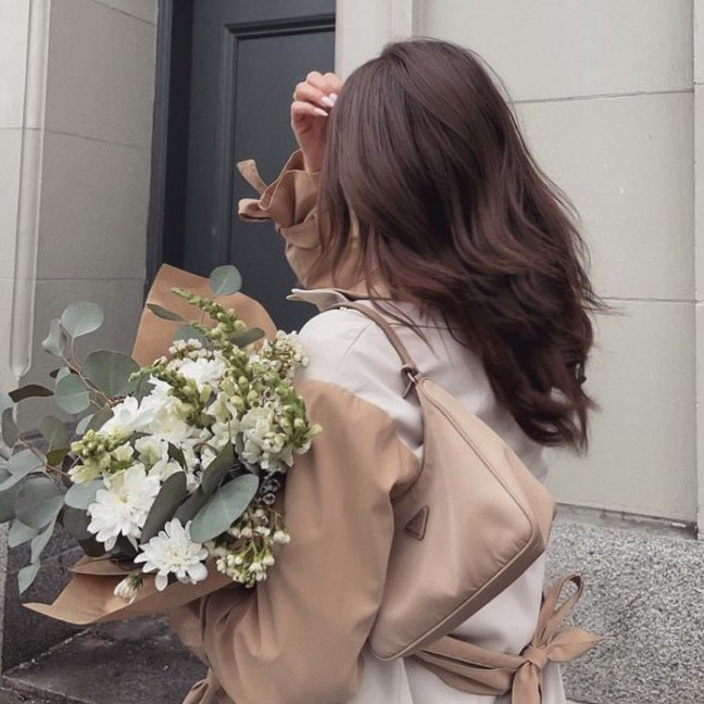 ucnicorn's tweet image. if you love fresh-floral-powdery scent with feminine and elegant vibes, you're gonna LOVE this one!🌹✨

btw, KENAPA PACKAGING BARUNYA HEURA BISA SECAKEP INI YAA?! *salfok😭✊🏻