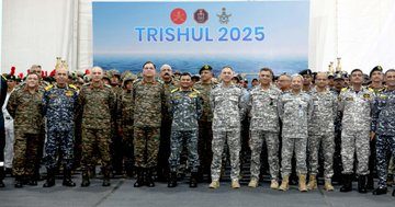airnews_mumbai's tweet image. त्रिशूळ या त्रि-सेवा सरावाचा (#TSE2025) समारोप  

नोव्हेंबरच्या प्रारंभी सुरू झालेल्या त्रिशूळ त्रि-सेवा सरावात भारतीय लष्कर आणि भारतीय हवाई दलही सहभागी झाले होते.  

तिन्ही दलांनी संयुक्तपणे या सरावाचं आयोजन केलं होतं.

@IN_WNC l @indiannavy l @IaSouthern l @SWAC_IAF
@IAF_MCC