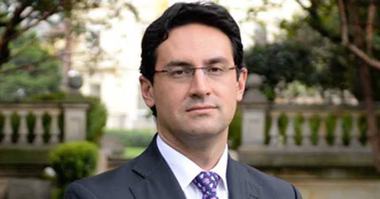 Camilo Enciso quiere jugar como árbitro moral, pero los datos muestran que fue jugador activo del mismo sistema. Y cuando se trata de Benedetti, parece olvidarlo.