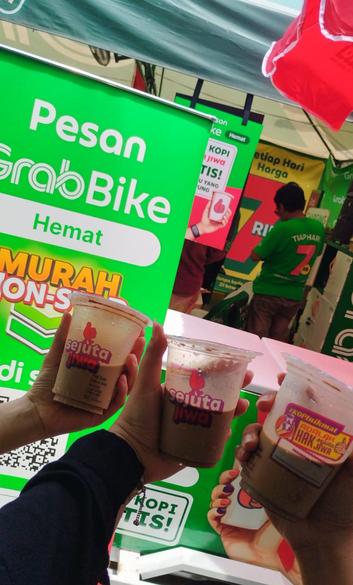 mau cerita dikit, tadi sore dari st. Pondok Ranji, lagi kepikiran mau hemat, eh pas liat booth Grab x sejuta jiwa. iseng pesen GrabBike, masukin kode KOPIGRATIS, eh dapet kopi gratis. hidup kadang manis ya 😭