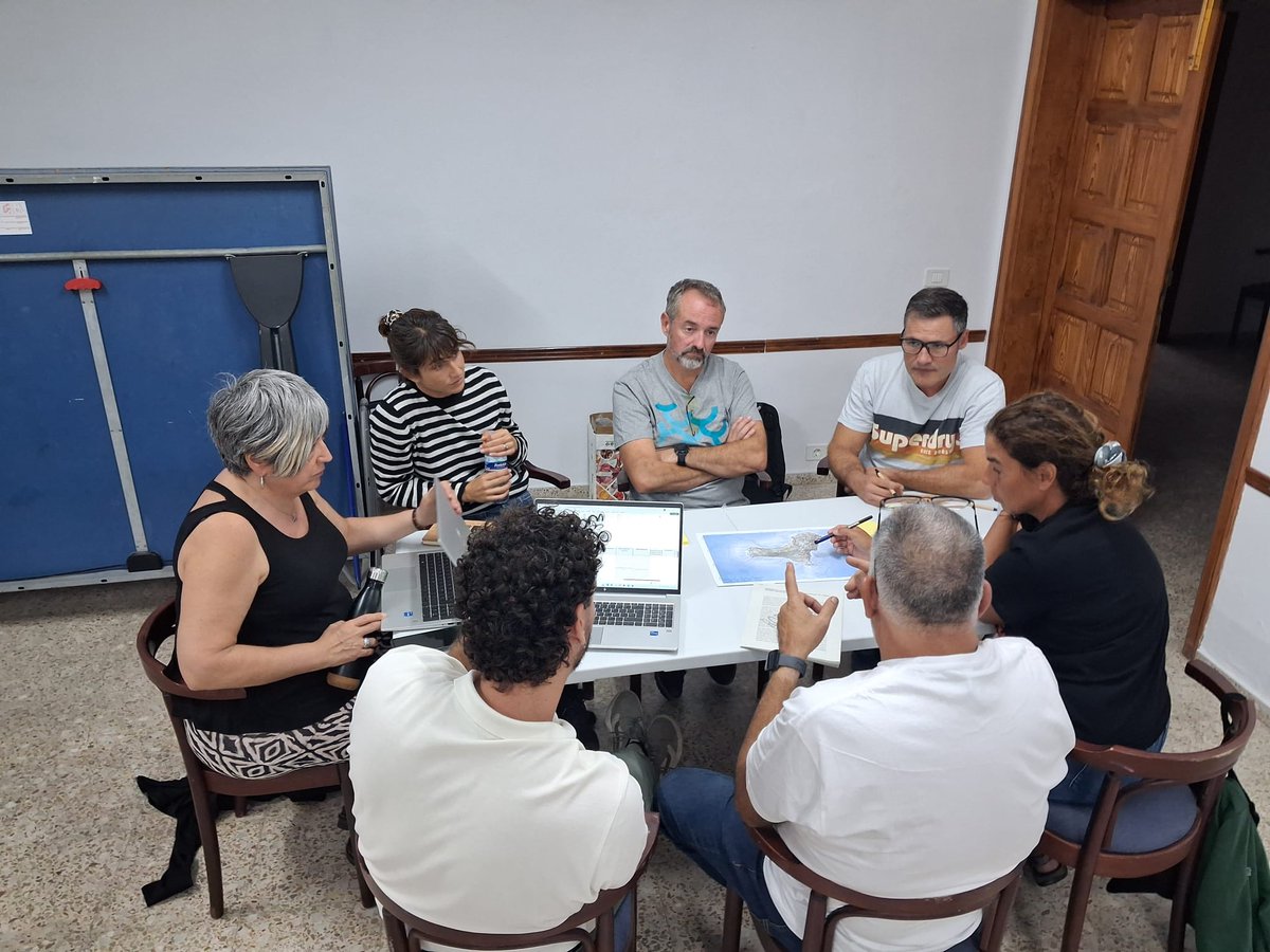 oapngob's tweet photo. 📢 Seguimos en El Hierro trabajando en el futuro Parque Nacional Marino del Mar de Las Calmas 🌊🪸.

Tras el taller con la pesca profesional 🎣, también se ha celebrado el encuentro con el sector náutico-recreativo🤿, abordando temas clave para un futuro plan de gestión. 📜 https://t.co/DGJ7OcpK1d