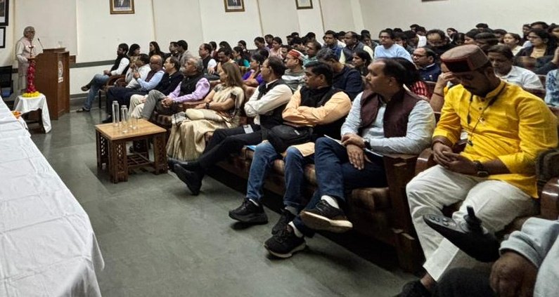 दिल्ली विश्वविद्यालय के रसायन शास्त्र विभाग के द्वारा ' विकसीत भारत में शैक्षिक संस्थाओं की भूमिका ' पर आयोजित संगोष्ठी के मंच पर केन्द्रीय हिन्दी संस्थान के उपाध्यक्ष प्रो सुरेन्द्र दूबे विभाग अध्यक्ष प्रो सतीश अवस्थी एवं प्रतिभागी आचार्य गण व छात्र समुदाय।