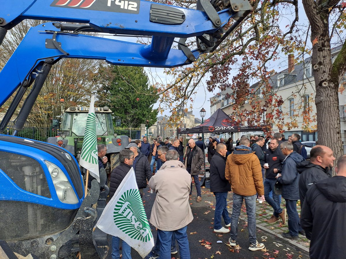 [#Syndical] Opération <a href="/fdsea53/">FDSEA53</a> <a href="/JEUNESAGRI53/">JAMAYENNE</a> en cours devant la Préfecture de <a href="/Laval_la_Ville/">Laval la Ville</a>. Face au risque de faire rentrer de la malbouffe via l'accord #Mercosur, les <a href="/Agri_53/">Agri53</a> communiquent auprès du grand public avec 🥩🍗🥓 locales. #ceuxquivousnourrissent <a href="/FNSEA/">La FNSEA</a> <a href="/JeunesAgri/">Jeunes Agriculteurs</a>