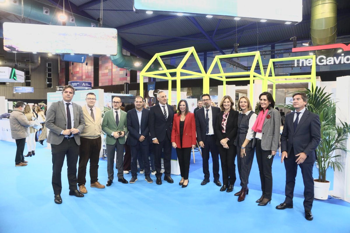 avs_gestores's tweet image. Hoy, en @SimedMalaga, la consejera Rocío Díaz Jiménez ha visitado el stand del IMV, donde ha sido recibida por el presidente de AVS, el concejal de Vivienda de @malaga y representantes de AVS.

Un encuentro que refuerza la cooperación institucional en materia de vivienda.

#SIMED