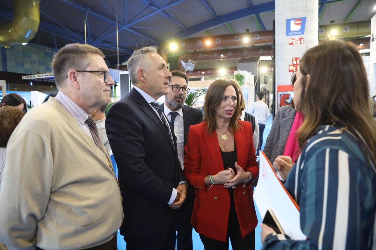 avs_gestores's tweet image. Hoy, en @SimedMalaga, la consejera Rocío Díaz Jiménez ha visitado el stand del IMV, donde ha sido recibida por el presidente de AVS, el concejal de Vivienda de @malaga y representantes de AVS.

Un encuentro que refuerza la cooperación institucional en materia de vivienda.

#SIMED