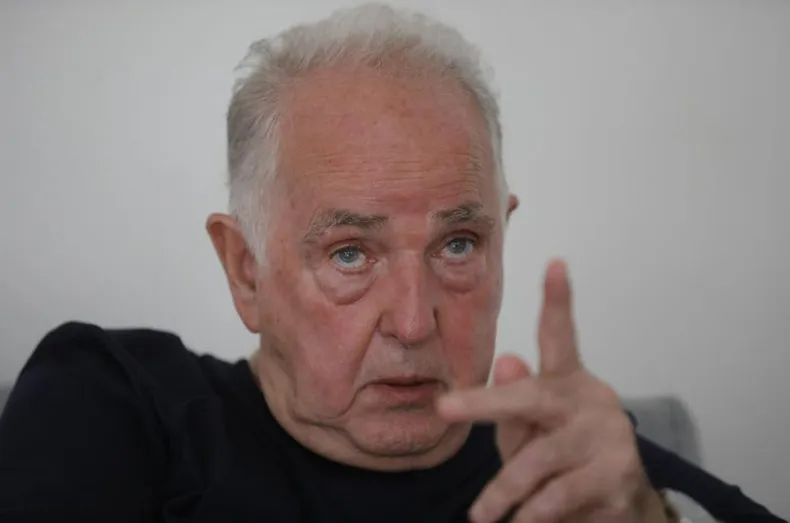 Se llama Jorge Bacigalupo. Es el ex policía que adulteró los cuadernos de Centeno y se los entregó al operador Cabot de La Nación, que armó la causa junto con Bonadio y Stornelli. Ayer volvieron a procesarlo. Curiosamente, a los medios "se les pasó" la noticia. Qué distraídos 🤔