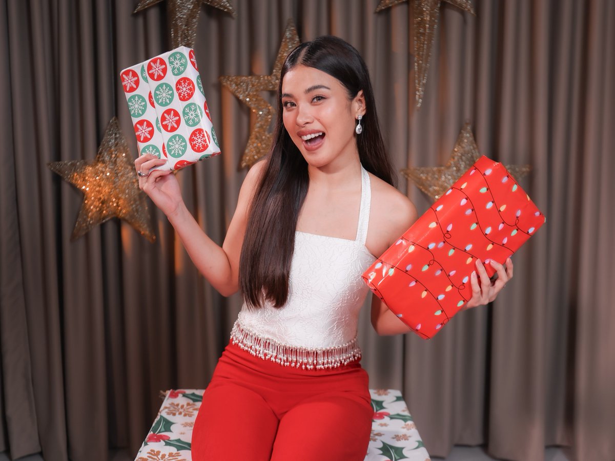 gmanetwork's tweet photo. It's the season of giving... and receiving! 🎁 😂 

Watch the full GMA Christmas Station ID 2025 on GMA Network Facebook, X, and YouTube. Merry Christmas, mga Kapuso! 🎄

#ShuveeEtrata
#PunoNgPusoAngPasko 
#GMACSID2025 https://t.co/0RxG0UelV9