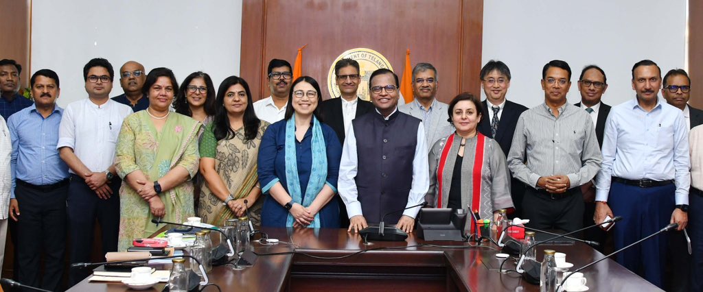 IPRTelangana's tweet image. CS Reviews Major State Projects with ADB Delegation at Telangana Secretariat

@TelanganaCS K. Ramakrishna Rao on Friday held a high-level meeting with a delegation from the Asian Development Bank (#ADB) at Dr. B.R. Ambedkar Telangana Secretariat to discuss several flagship