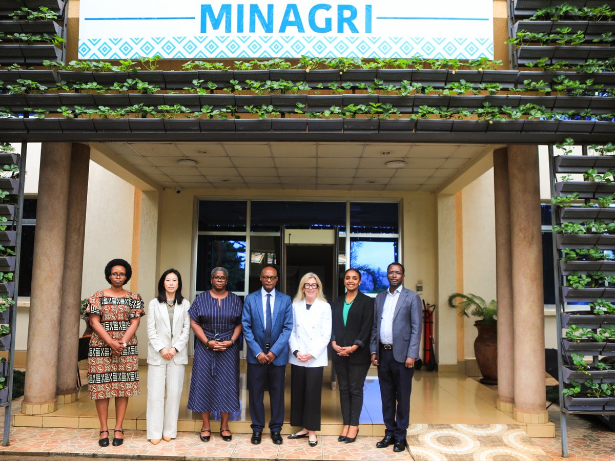 Today, Hon. <a href="/mcbagabe/">Mark Cyubahiro Bagabe, PhD</a> met with the <a href="/IFC_org/">IFC</a> high-level delegation led by Mary Porter, Regional Director for Eastern Africa, to discuss the AgriConnect initiative, the Climate Smart Agriculture Investment Plan, ...